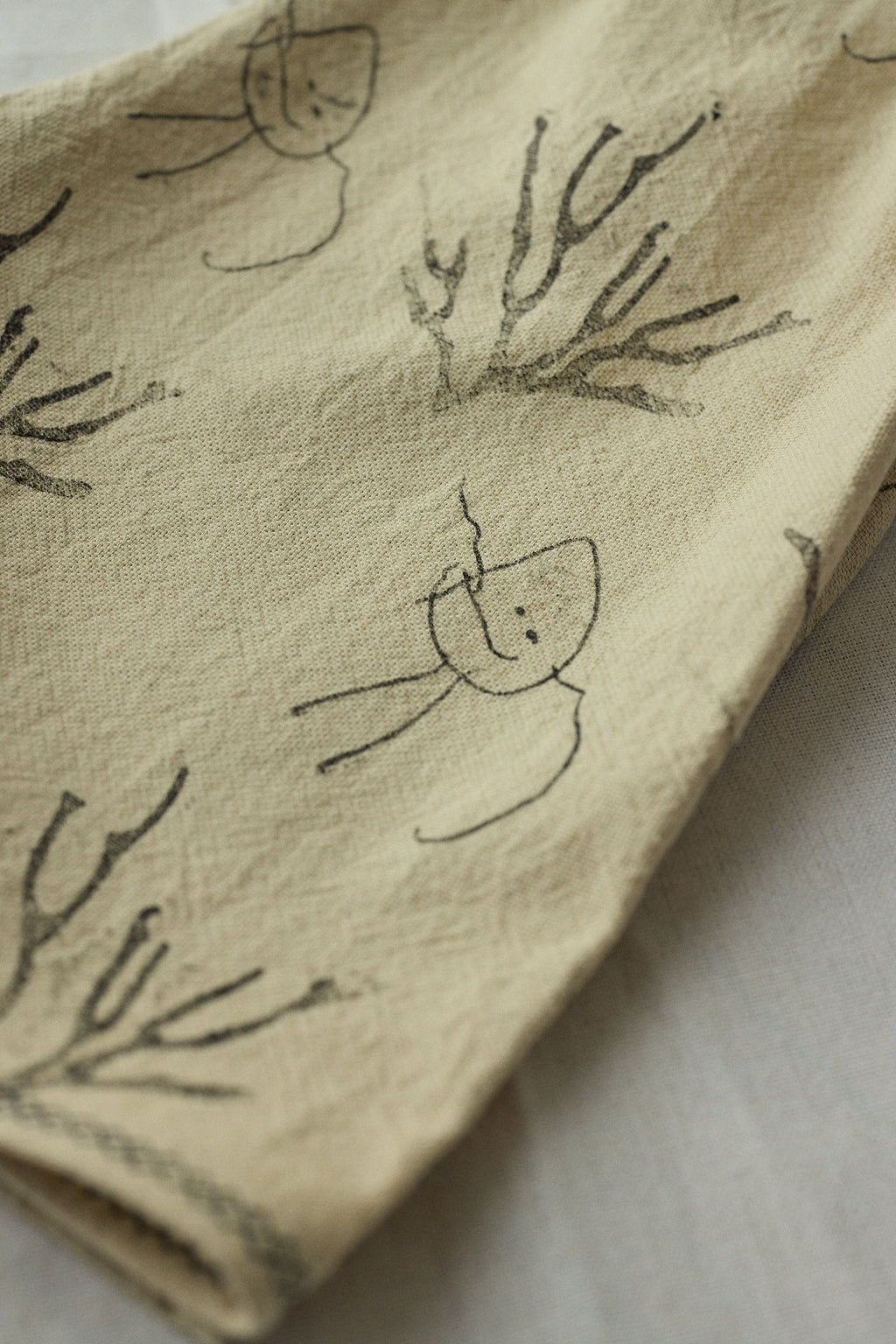 Pantalón crudo estampa negra potato + alga. (disponible con costura zig ~ zag)