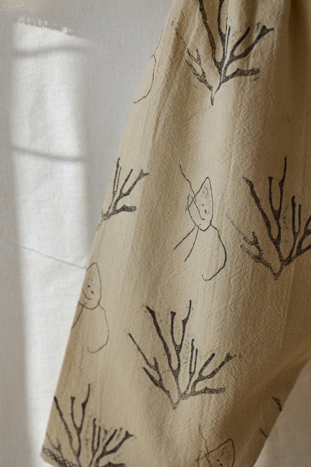 Pantalón crudo estampa negra potato + alga. (disponible con costura zig ~ zag)