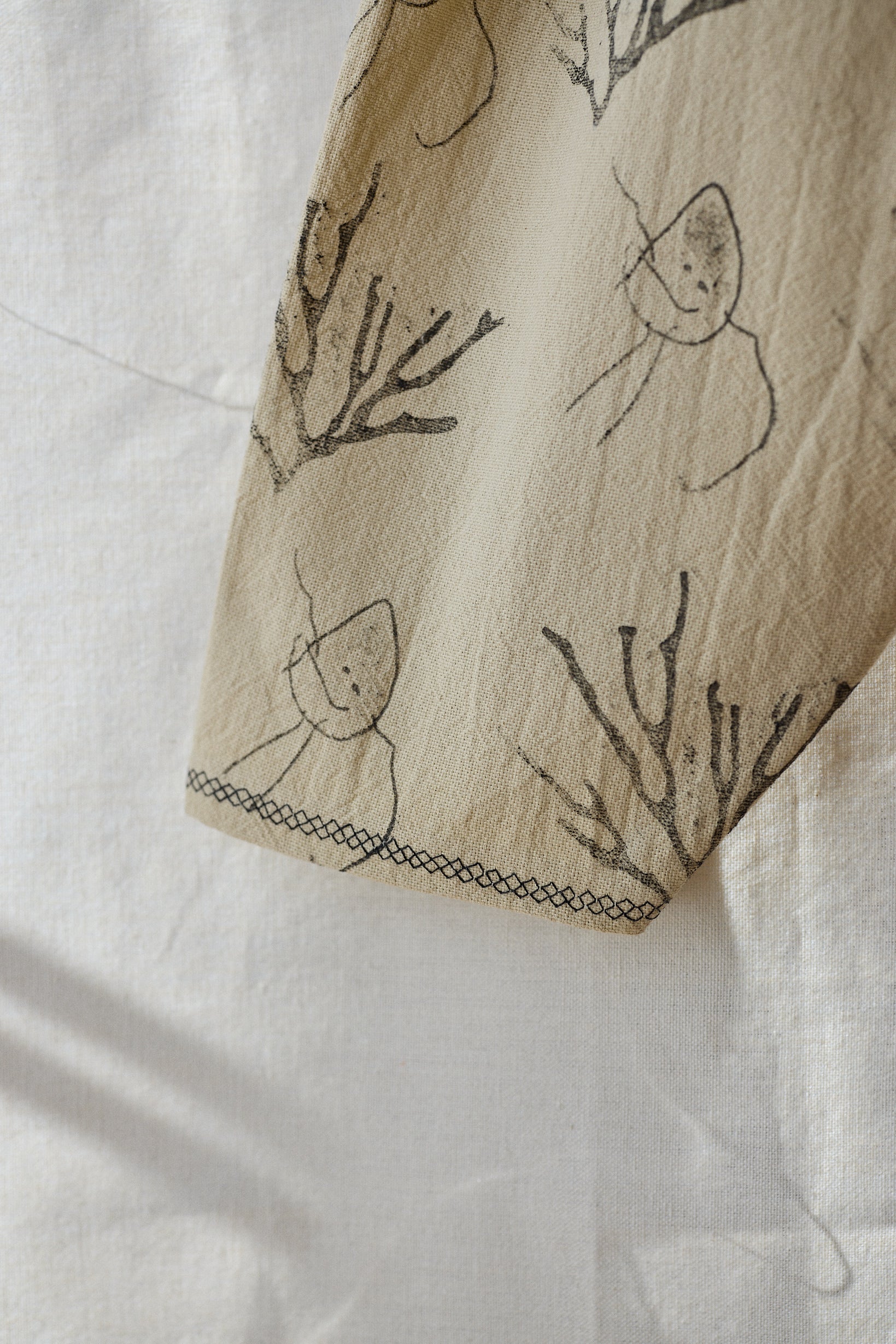 Pantalón crudo estampa negra potato + alga. (disponible con costura zig ~ zag)