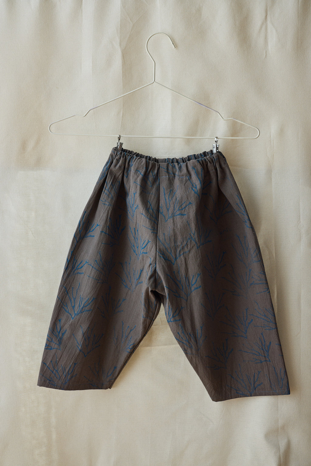 Pantalón gris oscuro estampa azul.