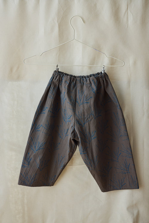 Pantalón gris oscuro estampa azul.