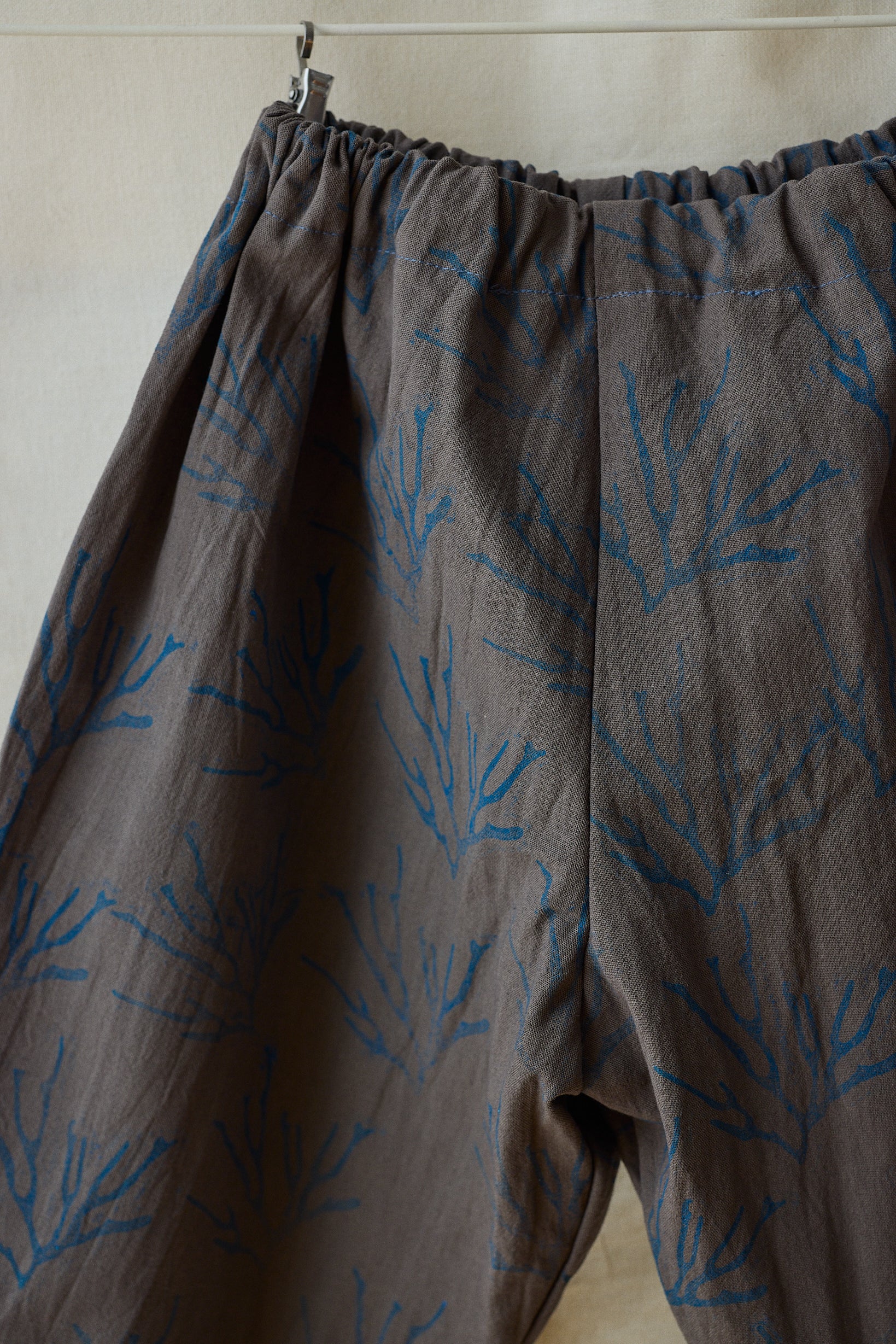 Pantalón gris oscuro estampa azul.